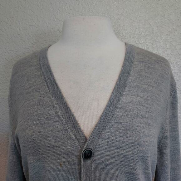 🔴3/$20 Gap Extra Fine Merino Wool Gray Cardigan - FLAW Size M - Picture 3 of 13